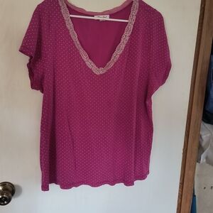 Vintage 80s/90s Women's Magenta Polka Dot V‑Neck Top with Lace Trim